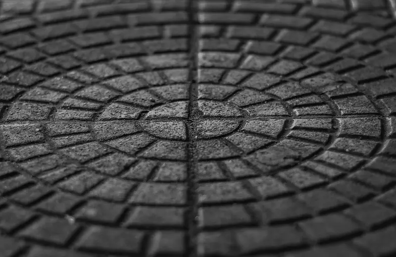 Patterned paving surface in a circular design